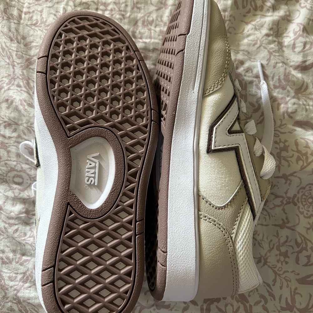 Vans Beige Lowland ComfyCush Leather Sneakers 500264 New no tags Women's Size6.5